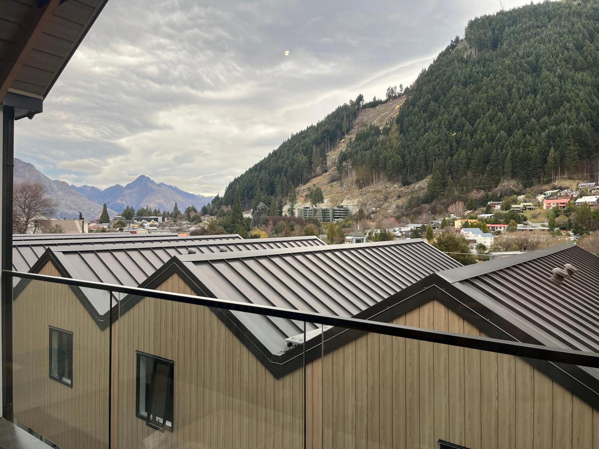 Queenstown Central - Walk To Town - Free Parking - Wifi And Smart Tv - Gym Bagian luar foto